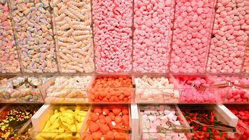Plastik Gläser gefüllt mit bunt Süßigkeiten im Geschäft. foto