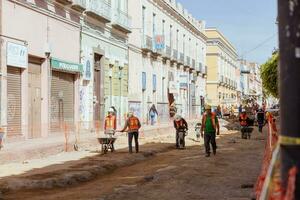 Puebla, Mexiko 2023 - - Konstruktion Arbeitskräfte Arbeit zu Reparatur ein Straße im das historisch Center von puebla foto