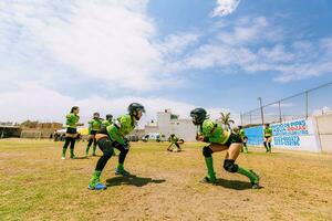 Puebla, Mexiko 2023 - - freundlich Spiel von Damen amerikanisch Fußball im Mexiko auf ein eben Feld auf ein sonnig Tag foto