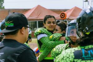 Puebla, Mexiko 2023 - - Mexikaner Frauen Fußball Spieler feiern Sieg mit Umarmung foto