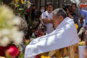 Puebla, Mexiko 2023 - - Priester und Mitglieder von das katholisch Kirche im ein Zeit von Verehrung. Sie Anbetung katholisch Christian Symbole foto