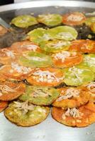 chalupas poblanas untergetaucht im Schmalz, Mexikaner Essen von das Stadt von Puebla, Mexiko foto