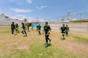 Puebla, Mexiko 2023 - - freundlich Spiel von Damen amerikanisch Fußball im Mexiko auf ein eben Feld auf ein sonnig Tag foto