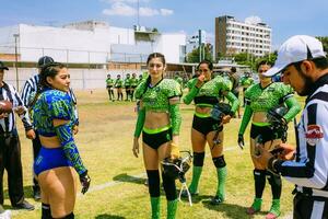 Puebla, Mexiko 2023 - - freundlich Spiel von Damen amerikanisch Fußball im Mexiko auf ein eben Feld auf ein sonnig Tag foto