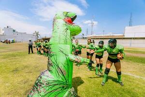 Puebla, Mexiko 2023 - - freundlich Spiel von Damen amerikanisch Fußball im Mexiko auf ein eben Feld auf ein sonnig Tag foto