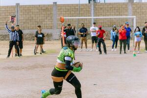 Puebla, Mexiko 2023 - - freundlich Spiel von Damen amerikanisch Fußball im Mexiko auf ein eben Feld auf ein sonnig Tag foto