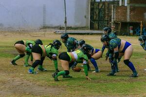 Puebla, Mexiko 2023 - - freundlich Spiel von Damen amerikanisch Fußball im Mexiko auf ein eben Feld auf ein sonnig Tag foto