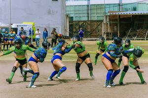 Puebla, Mexiko 2023 - - freundlich Spiel von Damen amerikanisch Fußball im Mexiko auf ein eben Feld auf ein sonnig Tag foto