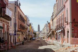 Puebla, Mexiko 2023 - - Konstruktion Arbeitskräfte Arbeit zu Reparatur ein Straße im das historisch Center von puebla foto