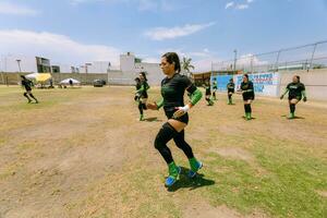 Puebla, Mexiko 2023 - - freundlich Spiel von Damen amerikanisch Fußball im Mexiko auf ein eben Feld auf ein sonnig Tag foto