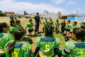 Puebla, Mexiko 2023 - - Mexikaner Frauen amerikanisch Fußball Spieler versammelt im ein Kreis Hören zu das Trainer Anleitung foto