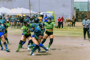 Puebla, Mexiko 2023 - - freundlich Spiel von Damen amerikanisch Fußball im Mexiko auf ein eben Feld auf ein sonnig Tag foto