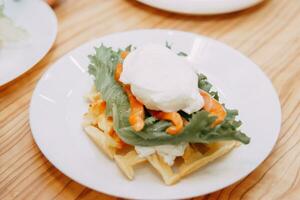 Wiener Waffeln mit grüne, Lachs und pochiert Ei, Frühstück beim das Kochen Klasse. köstlich und gesund Frühstück. foto