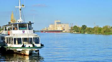 Stettin, Polen. 7 September 2023. Landschaft Aussicht und Schiffe auf das Oder Fluss von Chrobry Boulevard. foto