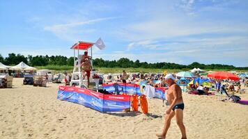 Swinemünde, Polen. 15 August 2023. Rettungsschwimmer mit Rettung Turm auf das Strand von das baltisch Meer foto
