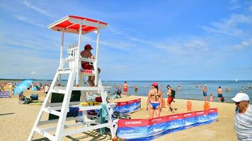 Swinemünde, Polen. 15 August 2023. Rettungsschwimmer mit Rettung Turm auf das Strand von das baltisch Meer foto