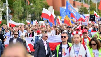 Warschau, Polen. 1 Oktober 2023. März von ein Million Herzen. Hunderte von Tausende März im regierungsfeindlich Protest zu Show Unterstützung zum Demokratie. das spontan Reaktion von Personen. foto