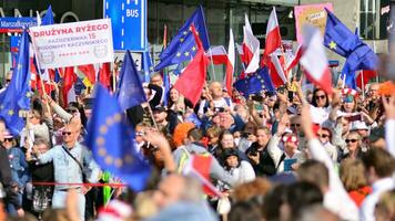 Warschau, Polen. 1 Oktober 2023. März von ein Million Herzen. Hunderte von Tausende März im regierungsfeindlich Protest zu Show Unterstützung zum Demokratie. das spontan Reaktion von Personen. foto