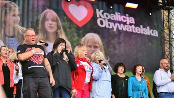 Warschau Polen. Oktober 1, 2023. Million Herzen Marsch. Künstler erschien auf das Bühne beim das Ende von das März Route und sang das Lied foto