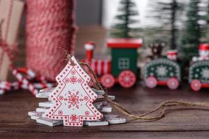 Weihnachtselemente von Dekorationen zum Dekorieren des Neujahrsbaums foto