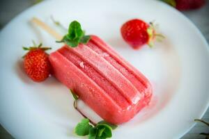 gekocht hausgemacht Erdbeere Eis Sahne auf ein Stock foto