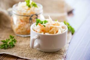 Sauerkraut mit Möhren und Gewürze im ein Schüssel foto