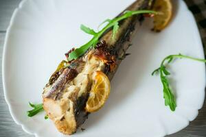 gebacken Fisch mit Gewürze und Gewürze im ein Teller foto