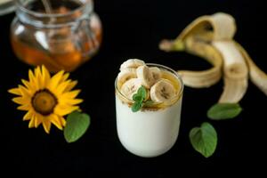 Süss hausgemacht Joghurt mit Bananen und Honig foto