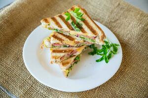 gebraten Toast ausgestopft mit Wurst, Käse und Grüns innen, im ein Schüssel . foto