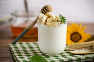 Süss hausgemacht Joghurt mit Bananen und Honig foto