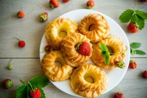 gekocht Süss Quark Cupcakes mit frisch Erdbeeren und Minze foto