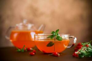 bereit trinken von reif Goji Beeren im ein Glas Tasse und Teekanne foto