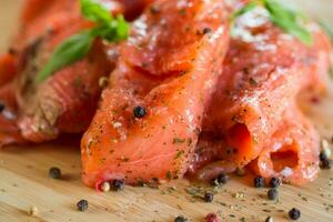 frisch groß Stücke von gesalzen rot Fisch mit Gewürze und Kräuter . foto