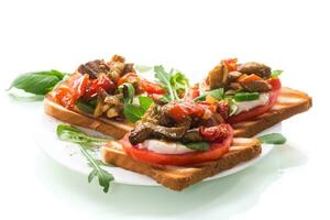 bereit Sandwich mit Tomaten, Mozzarella und gebraten Aubergine mit Pilze. foto