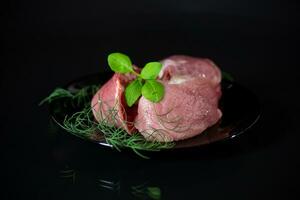 ein Stück von frisch Schweinefleisch Fleisch im ein Teller foto