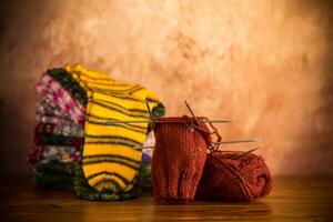 farbig Garn, Stricken Nadeln und andere Artikel zum Hand Stricken . foto