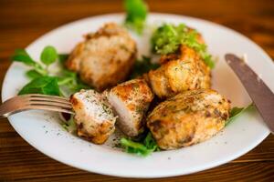 gebraten Stücke von Hähnchen Filet paniert mit Gewürze und Kräuter im ein Teller . foto