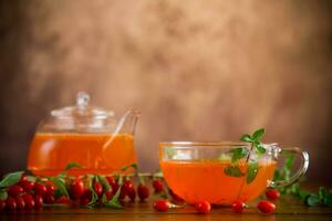 bereit trinken von reif Goji Beeren im ein Glas Tasse und Teekanne foto