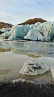 enorm Eis Felsen Erstellen vatnajokull Gletscher mit Diamant geformt im isländisch Region, gefroren Landschaft und Natur. natürlich Arktis geknackt Eis Fragmente schwebend auf See, beeindruckend Eisberge. foto