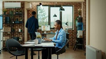 Anfang Mitarbeiter Schreiben Daten auf Laptop, Planung Exekutive Einweisung Treffen zu diskutieren Neu Entwicklung Vision. weiblich Büro Arbeiter Prüfung korporativ Ergebnisse im Coworking Raum. foto