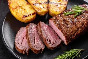 Ribeye Steak mit Kartoffeln, Zwiebeln und Cherrytomaten foto