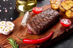 Ribeye Steak mit Kartoffeln, Zwiebeln und Cherrytomaten foto