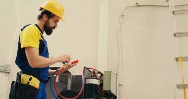 fähig Elektriker kalibrieren Druck Messung Gerät während beauftragt Kondensator Fehlerbehebung. präzise Soldat lesen Vakuum Druck von hvac System Flüssigkeiten und Gase foto