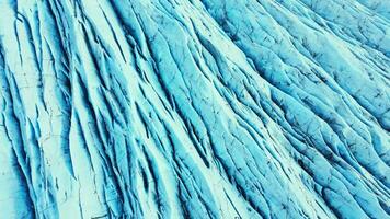 Antenne Aussicht von Blau Gletscher Blöcke auf vatnajokull Eis Deckel im Island, fest Eisberge und Gletscherspalten Erstellen natürlich skandinavisch Landschaft. spektakulär Eis Felsen und Gletscher Lagune. schleppend Bewegung. foto