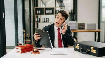 reifen Mann Anwalt Arbeiten und Hammer, Tablette, Laptop im Vorderseite, Rat Gerechtigkeit und Gesetz Konzept. beim Büro foto