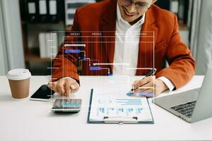 Arbeits- und Aktualisierungsaufgaben des Projektmanagers mit Meilenstein-Fortschrittsplanung und Gantt-Diagramm-Planungsdiagramm. geschäft, das mit smartphone, tablet und laptop im büro arbeitet. foto