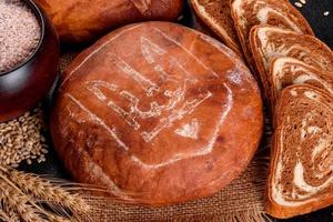 frisch gebackenes Schwarzbrot mit Wappen der Ukraine foto