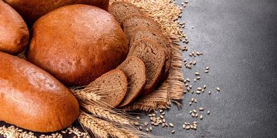 frisch gebackenes Schwarzbrot auf braunem Betongrund foto