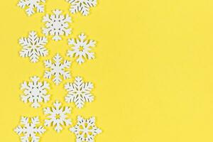 Draufsicht auf weiße Schneeflocken auf buntem Hintergrund. winterwetterkonzept mit kopierraum. Frohe Weihnachten-Konzept foto