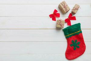 Santa rot Socke oben Aussicht auf das Farbe Hintergrund mit leeren Raum. Weihnachten Hintergrund foto